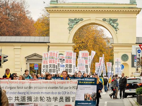 图2-9:二零一六年十一月五日,穿行在慕尼黑大街上的法轮功游行队伍