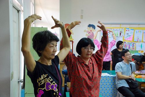 '图1~4:法轮功学员现场教功,很多里民认真学炼'