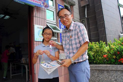 '图6:民众收到法轮功学员的真相小莲花和报纸'