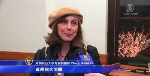 '图2~3:影片结束后观众接受采访'