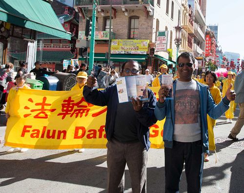 来自印度的Vinal Gadam和Vilu非常喜欢法轮功学员的游行队伍,并竖起大拇指