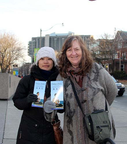图5:多伦多作家Margaret Dinsdale 经过现场,停下来跟法轮功学员交谈了很久,她表示要让全世界的人都知道“活摘”的真相。