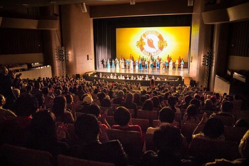 图1:美国神韵艺术团三月十七日新北市首场演出爆满,开启台湾历时一个月的巡演