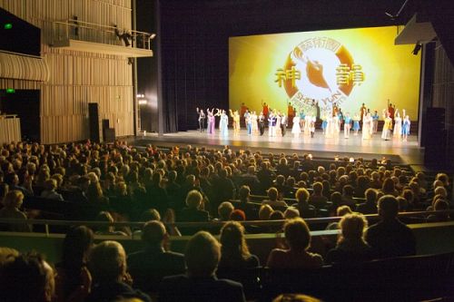 神韵艺术团在比利时成功演出,3月22日晚神韵在古城布鲁日的首演依然爆满
