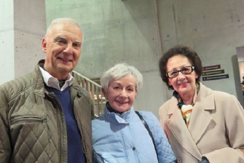 Philip Lambert先生(左一)和妻子以及妹妹Georgette Benjamin(右一)表示,一定会再来看神韵。
