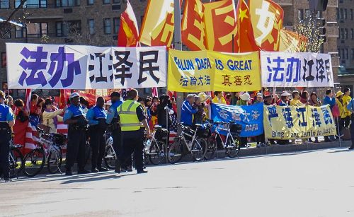 图1-2：二零一六年三月三十日，华盛顿DC部分法轮功学员在习*近*平入住的酒店附近打出“法轮大法好”、“法办江泽民”等横幅，呼吁习*近*平将迫害法轮功的元凶江泽民绳之以法。