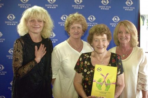 从左至右:Linda Epping, Regina Crothers, Gwen Woodruff和Pauline Doherty母女四人