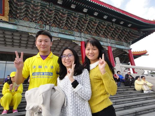 图1:妻子和母亲陪同邱彦凯(左)参加二零一五年台湾法会排字活动时合影。