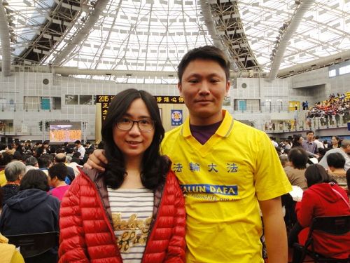 图2:夫妻同修大法,家和万事兴。