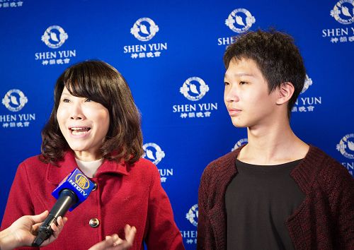 图5:大学华语中心主任王幼华与就读舞蹈系的儿子王玺观赏神韵在高雄场演出,王玺赞神韵:“看了很想落泪,这团队绝对是世界顶尖。”