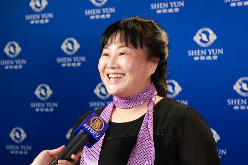 图6:财团法人中华音乐文化教育基金会董事长陈品瑜盛赞神韵:“这是宇宙来的音乐!中国跟西乐都有了,真的是神来之笔!”