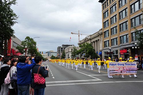 图9:维多利亚日游行中,很多华人观众兴致勃勃地拍摄法轮功队伍
