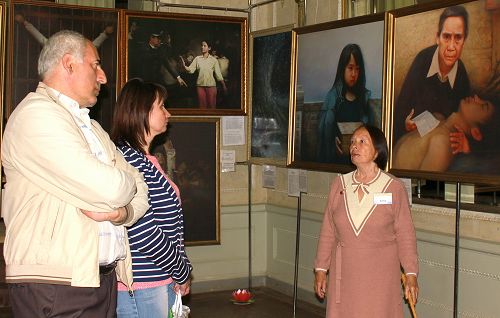 图2:这对夫妇观画后表示,画展传递的“真、善、忍” 原则感到震撼。他们表示:“这个世界永远都需要‘真善忍’。”