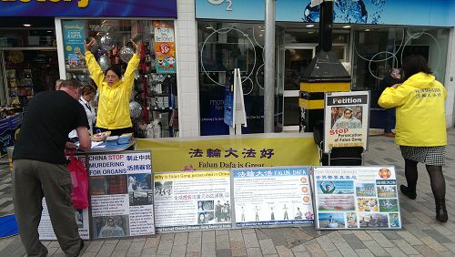 图1:二零一六年六月二十一日下午,北爱尔兰法轮功学员在利斯本(Lisburn)举办征签活动,传播法轮功的真相,并征集签名制止迫害。