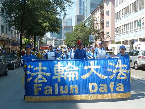 二零一六年六月二十四日,法轮功学员在法兰克福举办游行,传播法轮功的真相。图为走在游行队伍最前面的欧洲天国乐团 。