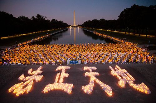 图11-12： 2016年7月14日，法轮功学员在林肯纪念堂前烛光夜悼