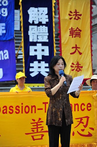 图9：七月二十日，温哥华退<span style='max-width:0px!important;margin-left:-4px;color:#eee!important;'>!</span>党<span style='max-width:0px!important;margin-left:-4px;color:#eee!important;'>!</span>服务中心方女士在集会规劝所有中国人：不要等、不要犹豫，退出中共党、团、队，选择与邪恶决裂、与善良同行。