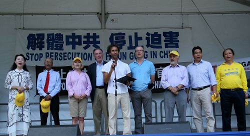 图6:集会结束时,全体嘉宾和集会参与者同声多次朗声念:法轮大法好