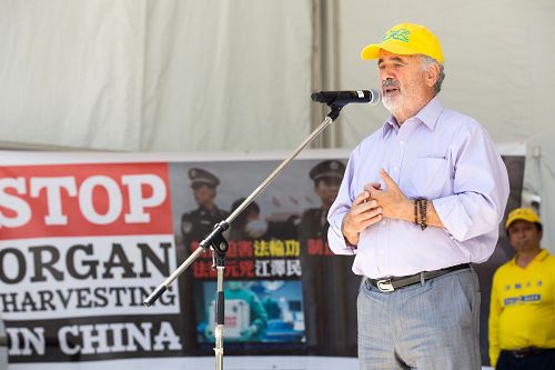 图7:前联邦参议员迪尼诺(Con Di Nino)在集会上发言