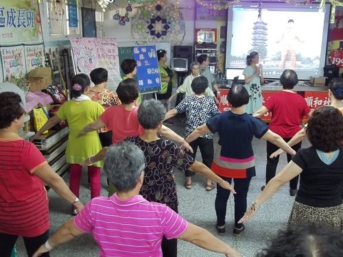图:台湾宜兰县生命线协会“美好人生系列活动”中,社区民众与志工认真学炼法轮功