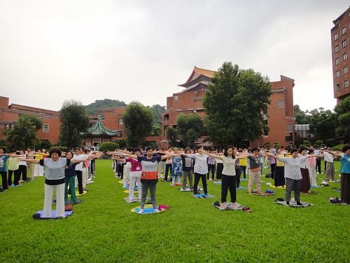 来自全台及金门、澎湖外岛等地的区辅导员,参加在台北剑潭青年活动中心举办的学法交流,早晨集体炼功。