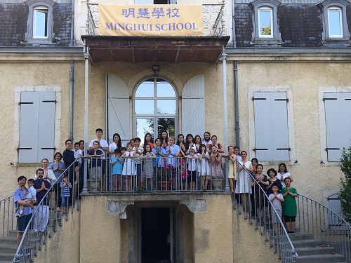 图1:参加明慧夏令营的小弟子和他们的家长