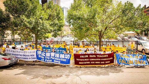 中领馆:美中地区学员中领馆前集体炼功