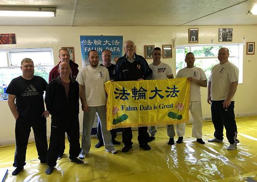 学炼功法后,武术学校的学员拉开法轮大法好横幅,表示支持法轮功。