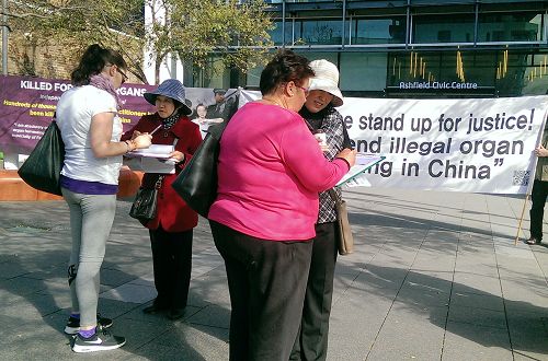 图1:了解到中共大规模活摘法轮功学员器官牟利的罪恶后,人们纷纷表示支持制止中共的暴行。