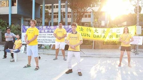 '图1~4:巴西里约热内卢奥运会期间,学员选择在旅游景点开设真相点,展示功法、做酷刑展和发放英、葡、中文的真相资料'