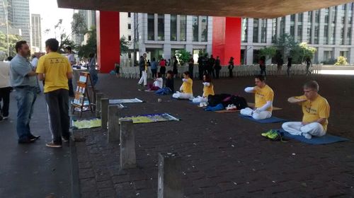 '图6:圣保罗艺术博物馆(MASP)是学员们展示功法、发放传单的固定点,很多过路人驻足观看'