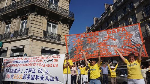 '图2:法轮功学员在烈日炎炎下集体炼功'