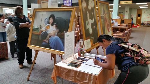 '图3:观看画展后Vallejo市市民留下自己的感受,感谢法轮功学员把真相带到这里'
