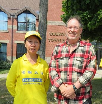 图16:Shaun Cooper跟学员谈了很久,后来法轮功学员Diana(左)认出了他是二十年前曾经在珠海一间学校共事的同事。