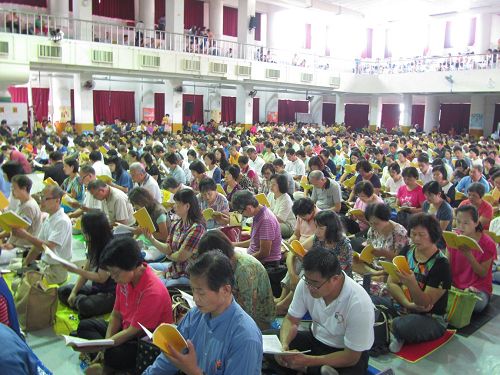 '图1:来自台湾各地及离岛等地的法轮功学员,在台中崇光国小一起学法,并且交流对大陆讲真相的经验与体会。'