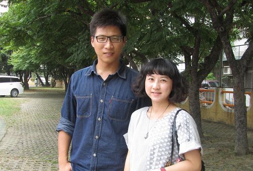 '图2:拥有台大硕士学位的家玮和妻子馨云听取同修讲真相的心得,自我勉励加快脚步抓紧时间讲真相。'
