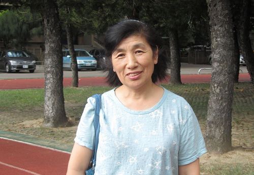 '图4:每天讲真相不懈怠的成瑶,为同修讲真相的用心与良善所感动,表示要鼓励身边同修走出来讲真相。'