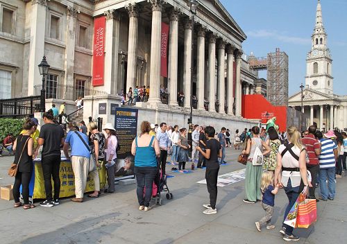'图1-3:二零一六年八月二十七日,英国法轮功学员在伦敦市中心特拉法加广场(Trafalgar Square)讲真相反迫害,吸引众多民众的眼光,驻足了解。'