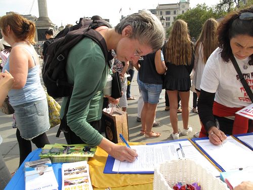 '图6:八月二十七日,英国女士艾伦(Elleen)在特拉法加广场(Trafalgar Square)签名反活摘'