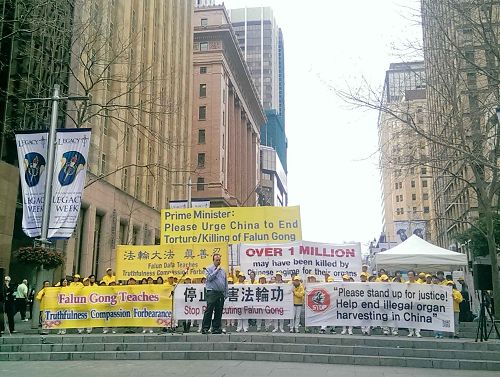前帕拉马塔市议员、律师詹姆斯•肖(James Shaw)在集会上发言