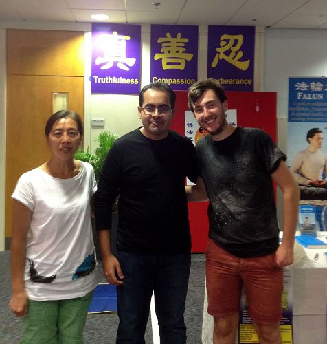 支持帮助法轮功社团的学生会负责人利亚姆(Liam,右)
