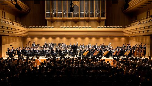 图1:九月十五日下午两点,神韵交响乐团在日本东京歌剧院音乐厅展开亚洲首演。