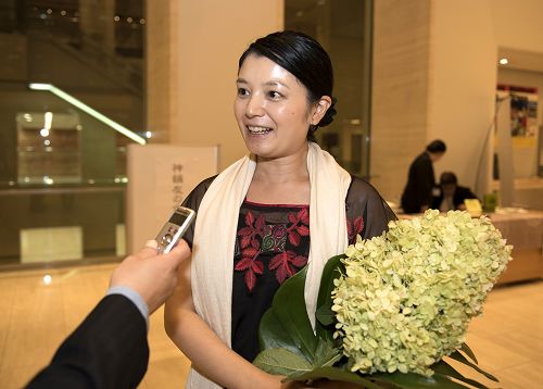 图9:未生流笹冈的插花教师川口志秀表示第一次聆听中西乐器融合在一起的演奏特色,气势宏大又有中国韵味的细腻,非常感动。
