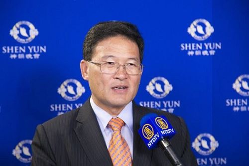 '图7:彰化市长邱建富盛赞神韵乐团发扬了华人五千年优良的历史与传统。'