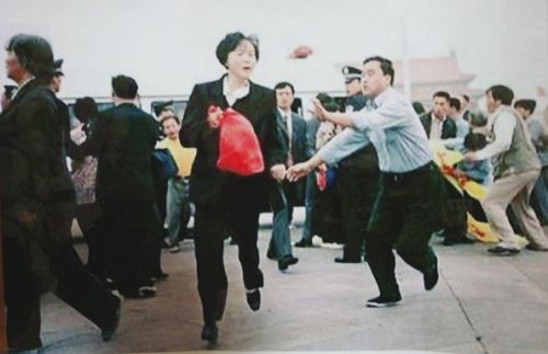 陈春美女士二零零零年九日三十日在天安门广场高喊“法轮大法好!”被四个便衣警察追击的现场照片