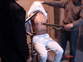 酷刑演示:电棍电击
