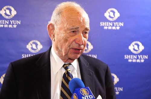 '图1:前加州参议员、前圣马刁县高等法院法官Quentin Kopp对神韵赞叹不已。'