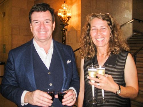 '图10:太阳能科技公司执行长Rod MacGregor和厂务经理Michelle一同观看了一月七日下午,神韵在旧金山歌剧院的演出。他表示喜欢神韵传递的信息。'