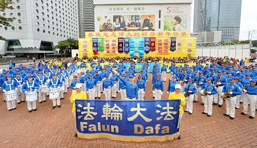 '图2:天国乐团演奏乐曲祝贺新年。'