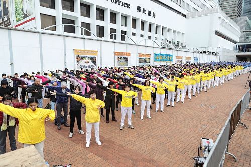 '图3:法轮功学员集体大炼功。'